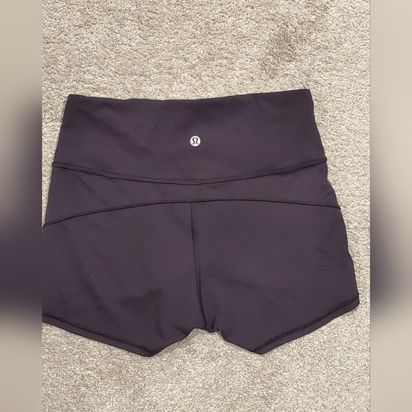 Lululemon In Motion Short 2.5 Size 8 - Picture 11 of 11